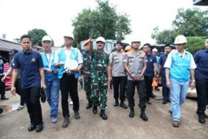 Panglima TNI dan Kapolri saat meninjau gardu induk PLN.